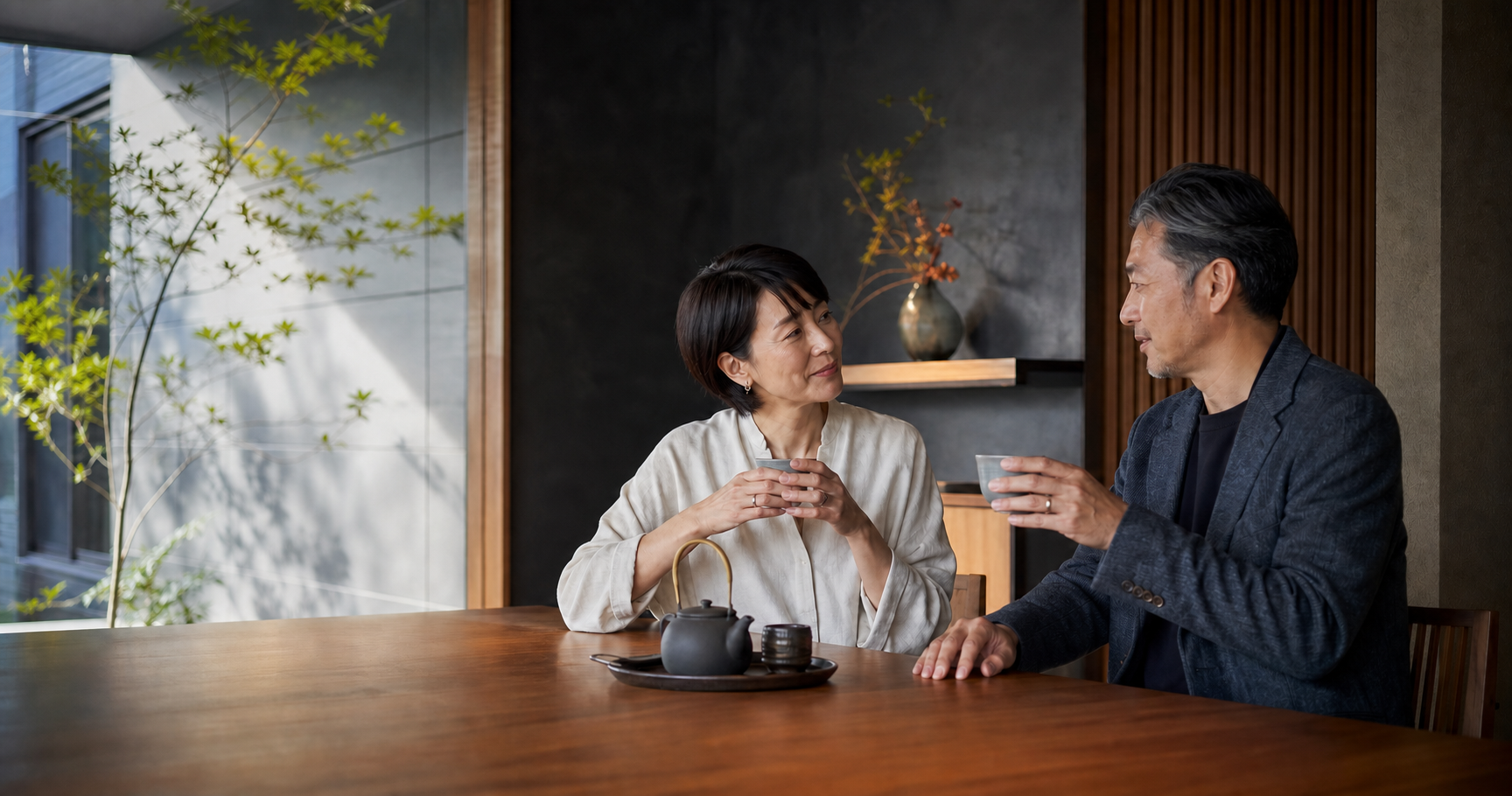 静かな茶室で向き合い、交互に話を聴く50代の男女